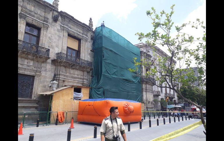 La persona lleva alrededor de una hora intentando lanzarse. EL INFORMADOR / C. Lemus