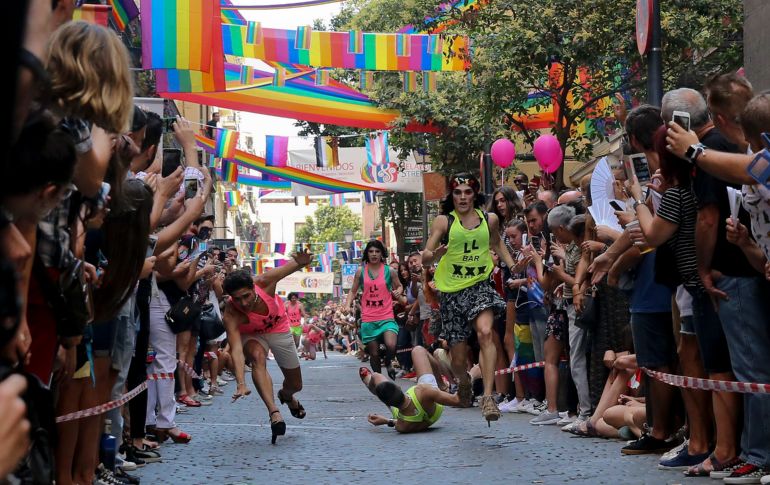 Participantes caen durante la tradicional carrera de tacones que se realiza en la calle Pelayo de Madrid, España, con motivo de las celebraciones del Orgullo LGTBI 2018. AP/A. Comas