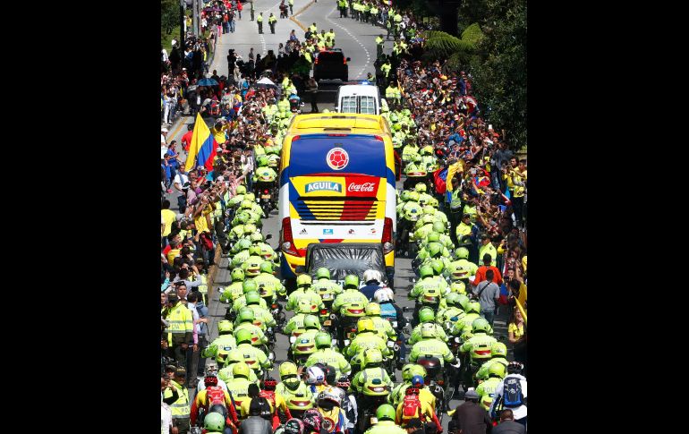 Aficionados saludan al paso del autobús que transporta a los jugadores de la Selección colombiana de futbol en Bogotá. El equipo regresó al país tras su participación en la Copa Mundial de Rusia 2018. EFE/D. Muñoz