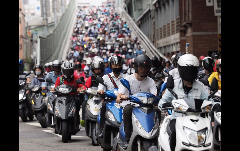 Motoristas cruzan el Puente de Taipei, Taiwán. Las numerosas motocicletas que circulan por este puente, apodado 