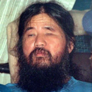 Ejecutan a líder de secta que atacó metro con gas en Japón