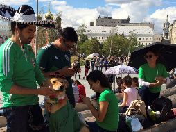 Los sombreros típicos se vuelven una carga pesada e incómoda para muchos aficionados que tienen que volar de regreso. EFE/A. Janbabian