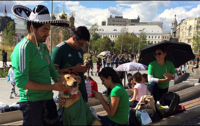 Los sombreros típicos se vuelven una carga pesada e incómoda para muchos aficionados que tienen que volar de regreso. EFE/A. Janbabian