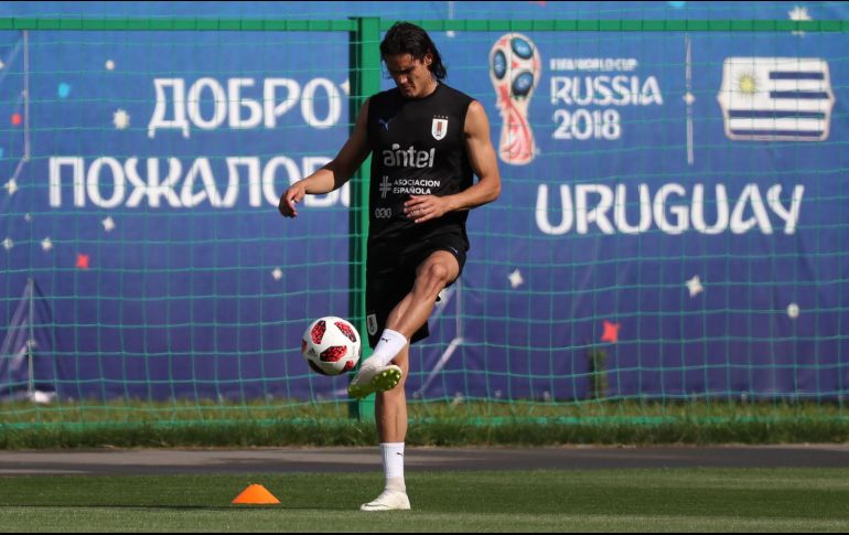 Edinson Cavani trabajó por separado de sus compañeros, y hasta hoy se sabrá si podrá jugar contra los franceses. EFE/V. Donev