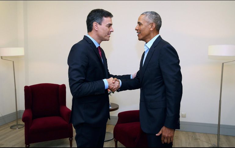 Encuentro entre el ex presidente de Estados Unidos Barack Obama y el presidente del Gobierno español, Pedro Sánchez, en la cumbre internacional. EFE / F. Calvo
