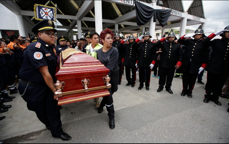 Bomberos cargan el ataúd con los restos de Agustín Soto García, uno de sus colegas fallecidos en las explosiones de Tultepec. AP / M. Castillo