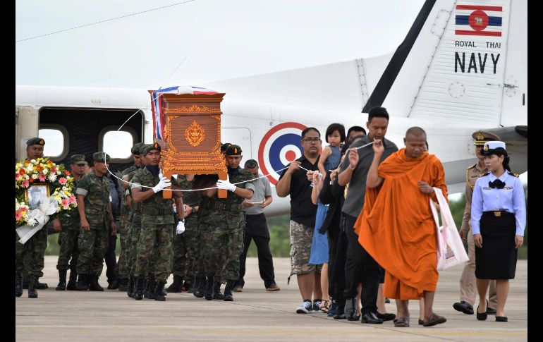 Un monje budista lidera a los soldados de la Royal Thai Navy portando el féretro con los restos de Saman Gunan, el ex miembro de la armada que murió durante la misión de rescate para los 12 niños atrapados en la cueva Tham Luang. AFP / THAI NEWS PIX / P. Sanguanwong