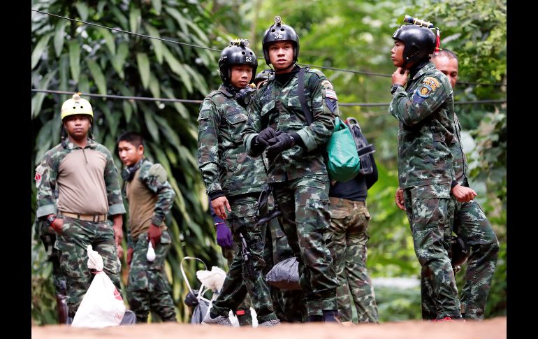 Pese a los peligros y complicaciones de la tarea, más soldados tailandeses preparan el equipo de buceo y de rescate para extraer a los 12 niños y un adulto atrapados en una cueva del parque Khun Nam Nang Non. EFE/ R. Yongrit