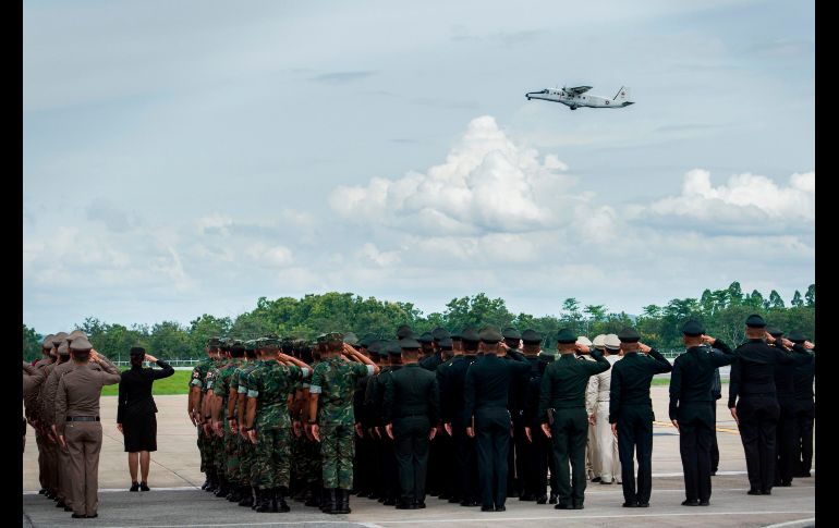 Otros soldados y policías rindieron honores al avión donde se trasladaban los restos mortales de Saman Kunan a su ciudad natal. AFP / Y. Aung Thu