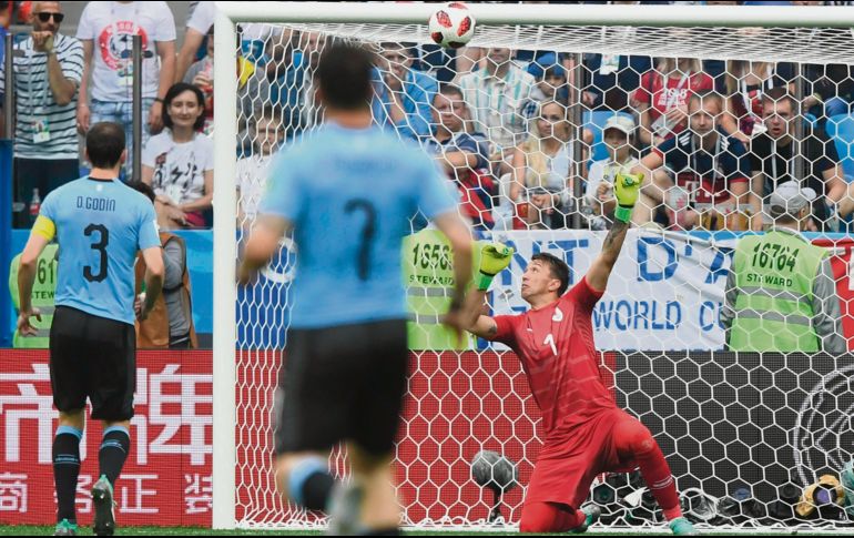 El arquero uruguayo Fernando Muslera desvía el balón hacia su red, lo que lleva al segundo gol de Francia durante el partido ante los charrúas. AFP