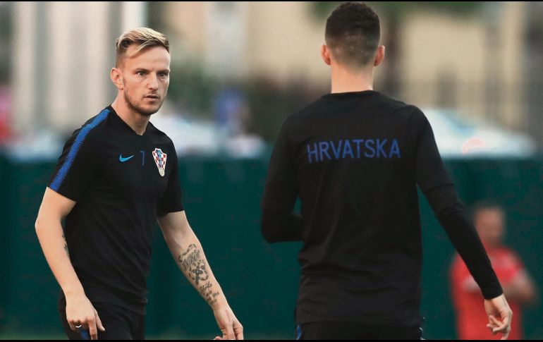 La Selección de Croacia tiene en sus filas a dos de los mejores mediocampistas del mundo, entre ellos Ivan Rakitic, quien será fundamental en el duelo de esta tarde. AFP