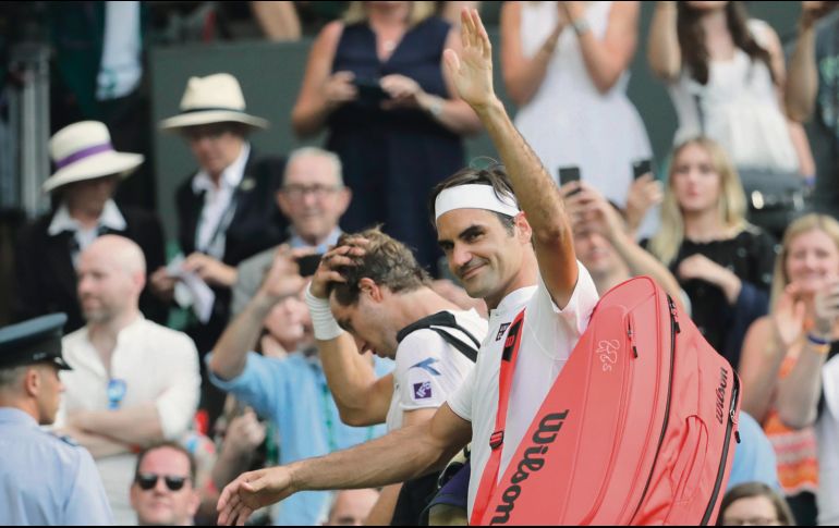 Federer continúa su avance en Wimbledon, y se perfila como el favorito para levantar el título. AP