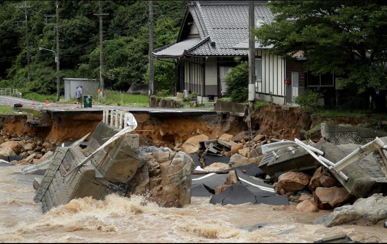 Medios difunden fotos de localidades inundadas por los desbordamientos de ríos, casas situadas en laderas montañosas parcialmente sepultadas por la tierra y puentes caídos. EFE/JIJI