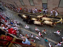 Vista general del comienzo de recorrido, en donde se ve a un grupo compacto de toros iniciar la carrera. AP/A. Barrientos