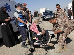 Un hombre sirio desplazado recibe atención médica en el paso fronterizo de Nasib entre Siria y Jordania. EFE/A. Adbo