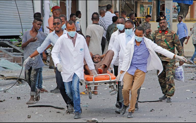 Personal médico traslada a uno de los heridos a una ambulancia. AP/A. Warsameh