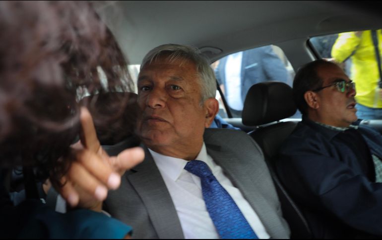  Por otra parte, López Obrador abunda que actualmente trabaja con su equipo en la preparación del programa de desarrollo nacional. SUN/ J. Reyes