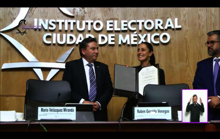 La candidata a jefa de Gobierno de la Ciudad de México recibe la constancia que acredita su triunfo durante el periodo 2018-2024. TWITTER / @iecm