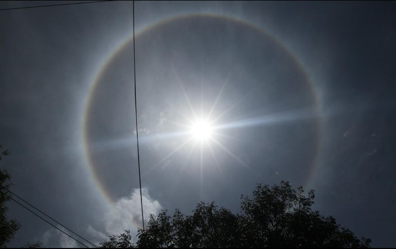 A diferencia de los arcoíris, que se forman con gotas de agua, el halo solar se percibe por los cristales de hielo. NTX/ G. Durnx