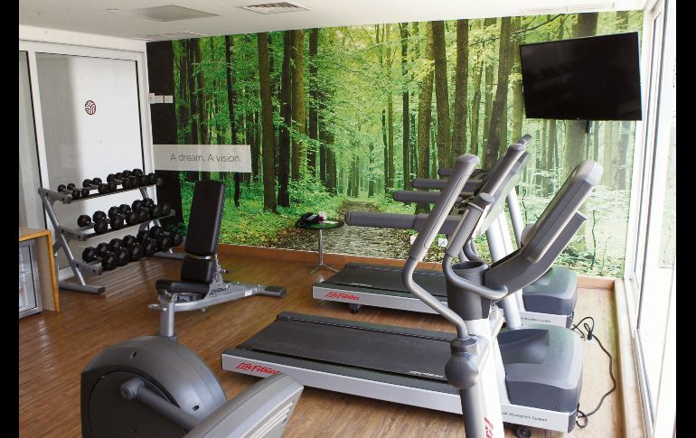 Salud. Gimnasio equipado con aparatos modernos.