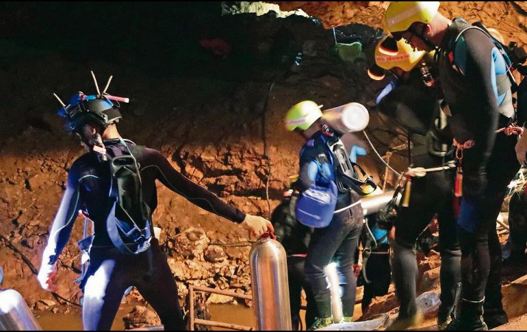 Equipo. Los rescatistas trabajan para concretar la operación en los próximos días. EFE