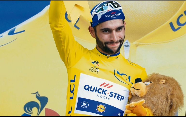 Fernando Gaviria es el primer colombiano en 15 años en portar el suéter amarillo de líder del Tour de Francia. El último había sido Víctor Hugo Peña, en 2003. AP/C. Ena