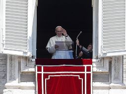 Francisco suele reunirse con clubes de fútbol que visitan Roma. EFE / R. Antimiani