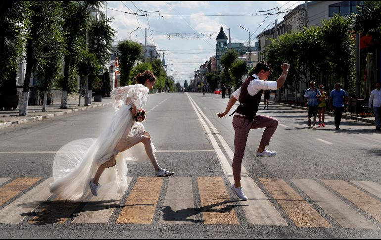 Unos recién casados posan para fotos en la ciudad rusa de Samara. AP/F. Augstein