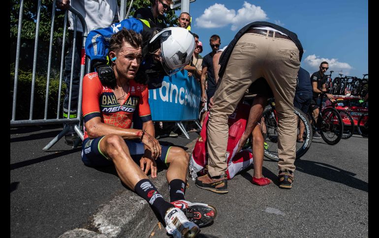 El australiano Heinrich Haussler (i) recibe ayuda tras caer durante la segunda etapa del Tour de Francia, de Mouilleron Saint- Germain a La Roche sur Yon, en el oeste de Francia. AFP/J. Pachoud