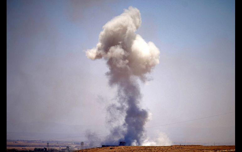 Un bombardeo deja una columna de humo en Deraa, Siria. Al menos cuatro personas murieron hoy por ataques perpetrados por las fuerzas sirias en esta provincia, pese a un alto el fuego acordado entre Rusia, aliada de Damasco, y las facciones opositoras. AFP/M. Abazeed
