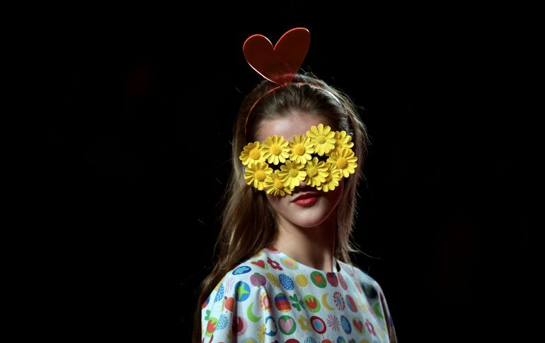 Una modelo desfila en la presentación de la colección de la española Agatha Ruiz de la Prada, en el marco de la Mercedes Benz Fashion Week en Madrid. AFP/O. Del Pozo
