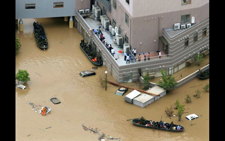 Unas 300 personas quedaron atrapadas en un hospital en Kurashiki, donde la crecida del río cercano barrió la zona.