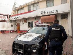 Un policía resguarda un bar donde se registró un ataque en Monterrey. AFP/J. Aguilar