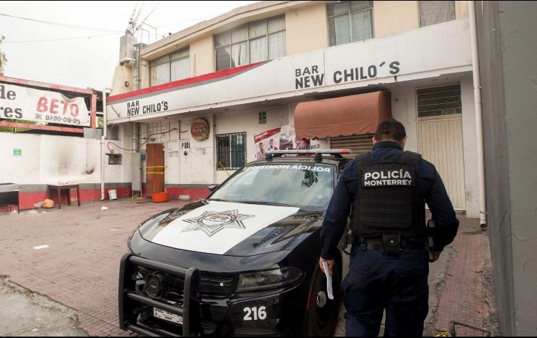 Un policía resguarda un bar donde se registró un ataque en Monterrey. AFP/J. Aguilar