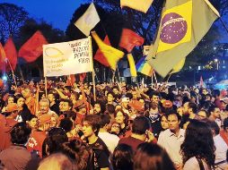 Simpatizantes de Lula se han reunido a las afueras de los cuarteles de Curitiba para mostrar su apoyo al expresidente con la consigna 