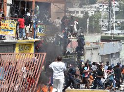 Las acciones de turbas incendiando vehículos y asaltando comercios continuó hoy en amplias zonas; la Policía Nacional no ha dado muestras de poder controlar la situación. AFP / H. Retamal