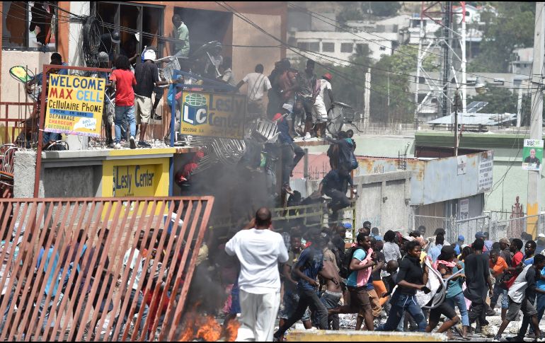 Las acciones de turbas incendiando vehículos y asaltando comercios continuó hoy en amplias zonas; la Policía Nacional no ha dado muestras de poder controlar la situación. AFP / H. Retamal