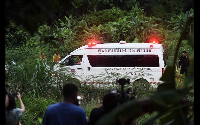 Una ambulancia sale de la cueva en Mae Sai, Tailandia. Cuatro de los 13 atrapados en el sitio fueron rescatados este domingo. AFP/L. Suwanrumpha
