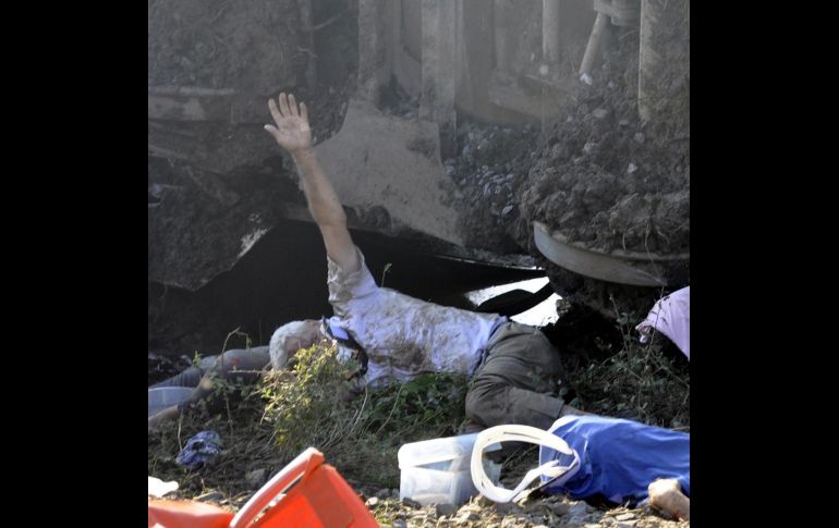 Un hombre levanta la mano para ser rescatado de un accidente de tren en Tekirdag, Turquía. Un descarrilamiento dejó al menos 10 muertos y 72 heridos. EFE/M. Yirun