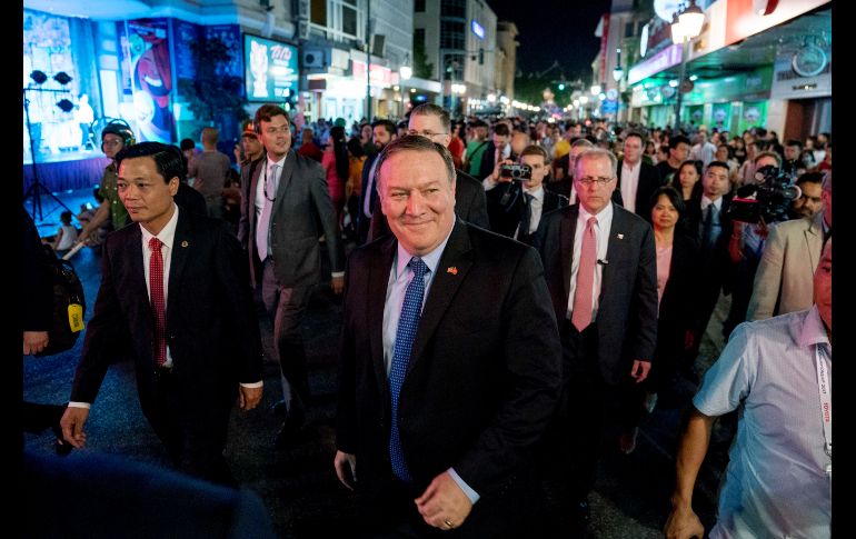 El secretario de Estado de Estados Unidos, Mike Pompeo (c), camina por las calles de Hanoi, Vietnam, como parte de una visita oficial a varios países, incluido Corea del Norte. AP/A. Harnik