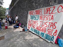 Un manifestante indicó que fueron atendidos por uno de los colaboradores de AMLO quien les ofreció una respuesta a su demanda. SUN / I. Olivares