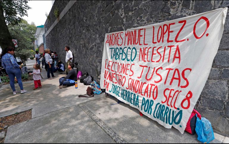 Un manifestante indicó que fueron atendidos por uno de los colaboradores de AMLO quien les ofreció una respuesta a su demanda. SUN / I. Olivares