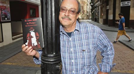 Fritz Glockner. El escritor mexicano posa con su última novela “El libro rojo de Puebla”, durante su estancia en Gijón donde participa en la Semana Negra. EFE