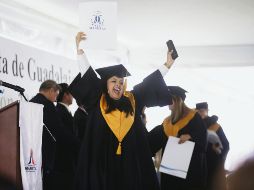 Acto académico. El evento estuvo encabezado por el rector, Doctor Roberto Carrillo López; en la imagen, una de las egresadas festeja su graduación. EL INFORMADOR/F. Atilano