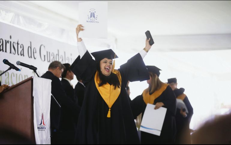 Acto académico. El evento estuvo encabezado por el rector, Doctor Roberto Carrillo López; en la imagen, una de las egresadas festeja su graduación. EL INFORMADOR/F. Atilano
