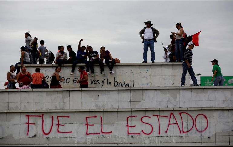 Miles de simpatizantes del presidente Daniel Ortega marchan en Managua, en una jornada en la que el mandatario exhibió su capacidad de convocatoria y en la que los participantes exigieron la paz. EFE/B. Velasco