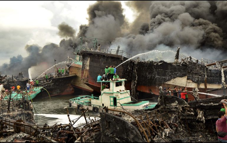 Fotos difundidas por medios muestran una enorme columna de humo negro que se eleva sobre la bahía de Benoa. AFP/S. Tumbelaka