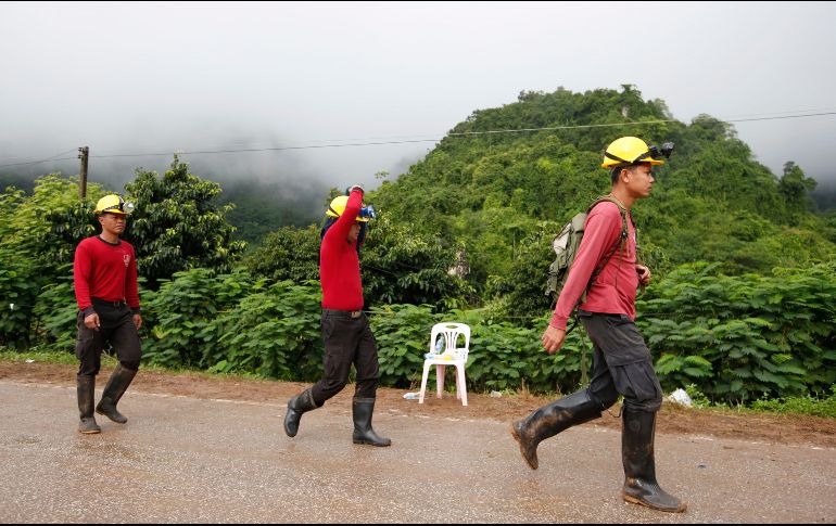 Un equipo de buzos entró en la cavidad esta mañana con el objetivo de regresar con alguna de las nueve personas. EFE/C. Rai