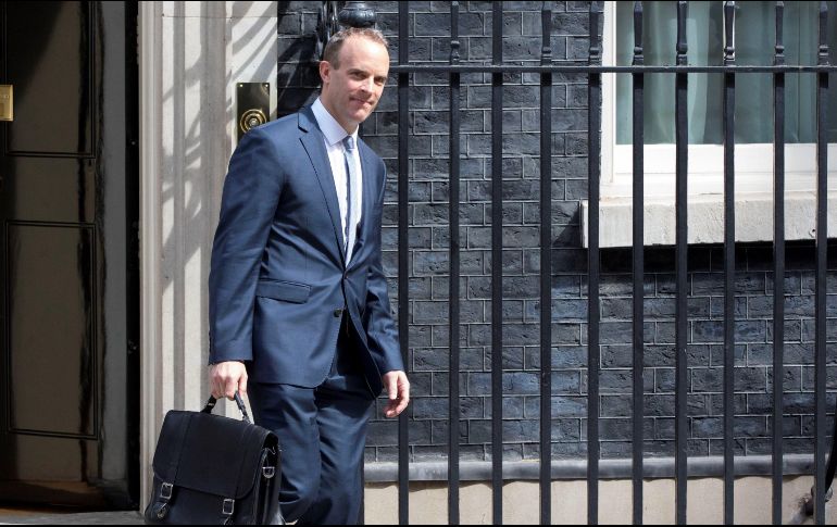 Dominic Raab sale de la residencia oficial de la primera ministra británica, Theresa May, en Londres. EFE/R. Findler