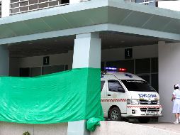Una ambulancia pasa junto a una zona cubierta en el hospital Chiangrai Prachanukroh, en la provincia de Chiang Rai, donde están los niños que han sido rescatados. EFE/R. Yongrit